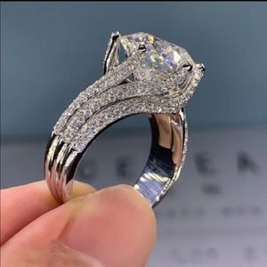 Gorgeous White Sapphire Natural Round Cut Diamond Gemstone Ring